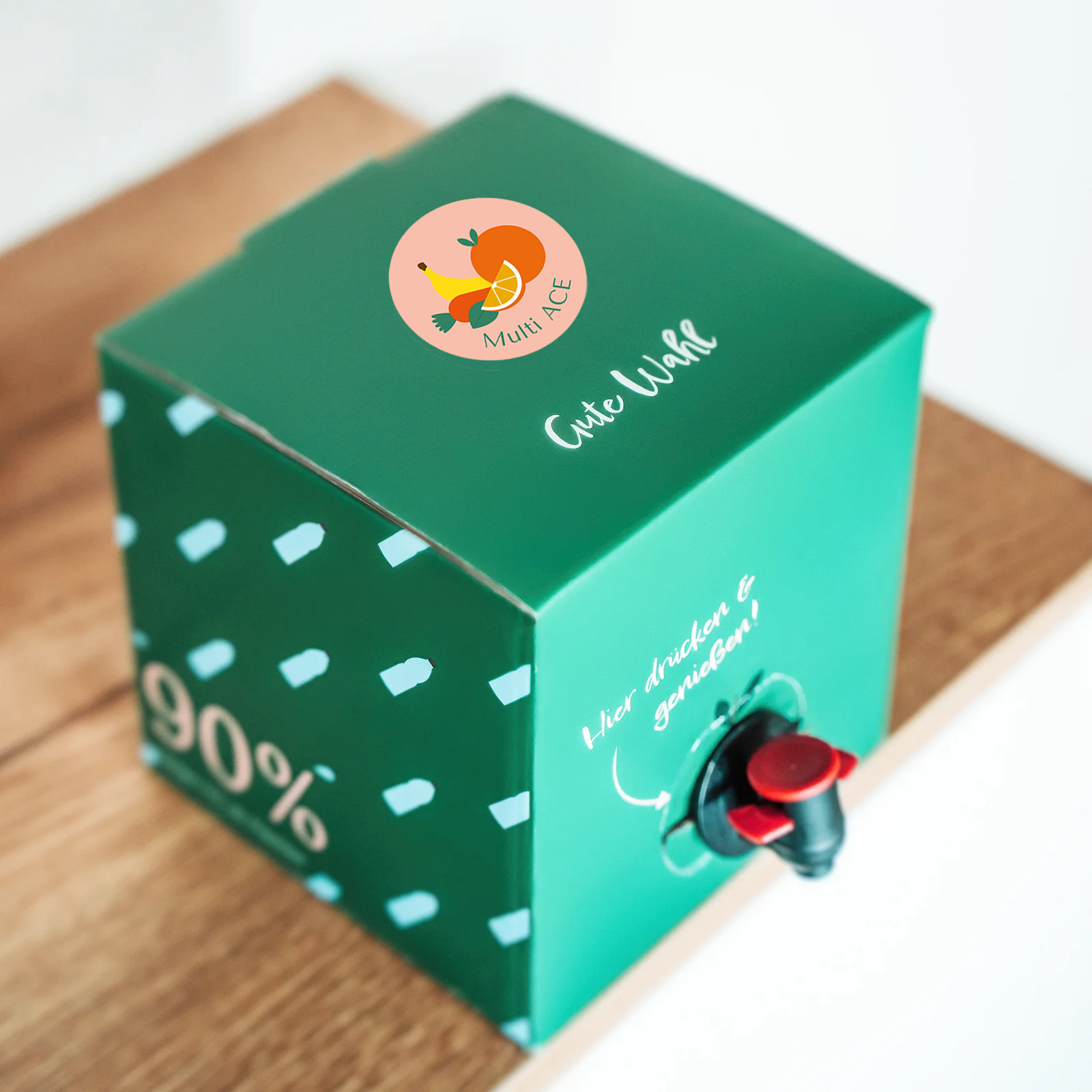 Ein Foto der MySyrupBox Multivitamin ACE Light auf einem Holztisch